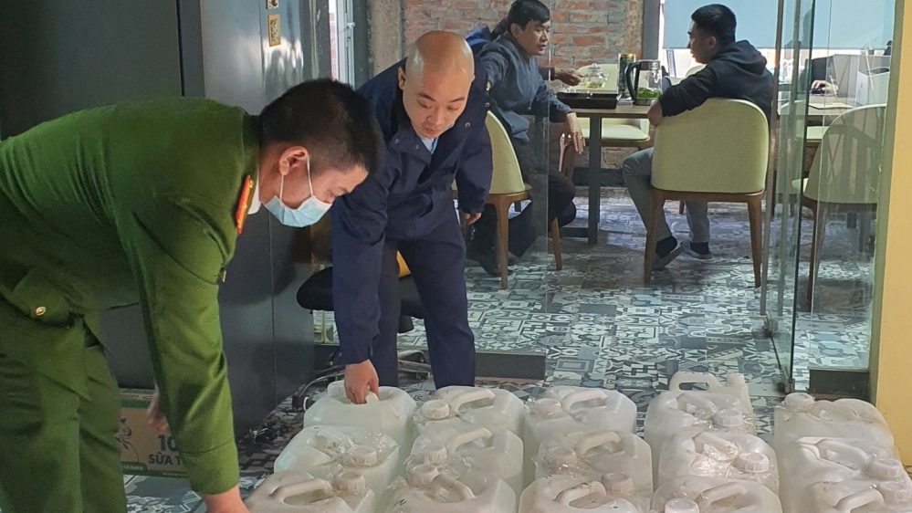 Hà Nội: Tạm giữ 510 lít rượu thủ công không rõ nguồn gốc xuất xứ