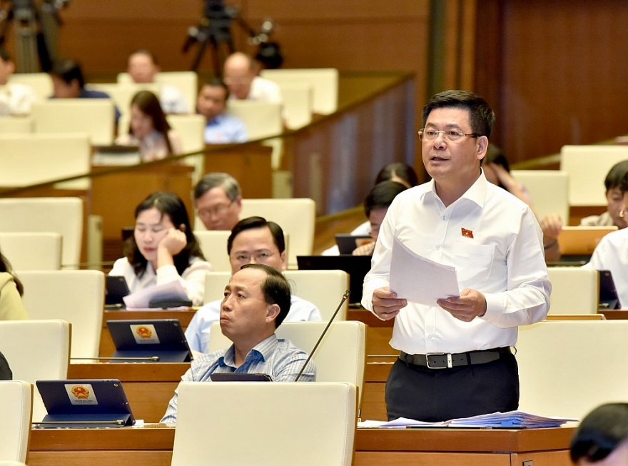 Bộ trưởng Nguyễn Hồng Diên giải trình về phát triển năng lượng tái tạo trước Quốc hội