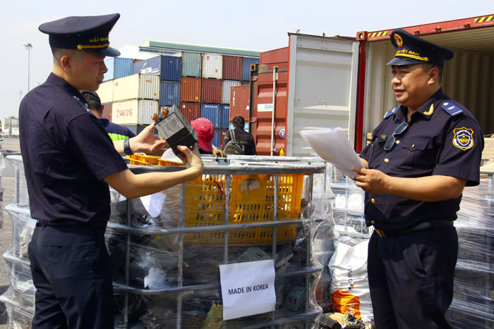 Công chức Hải quan TPHCM kiểm tra hàng hóa NK