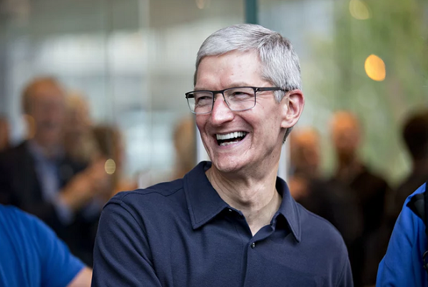 CEO Tim Cook cười rạng rỡ khi giá cổ phiếu Apple tăng trưởng mạnh.
