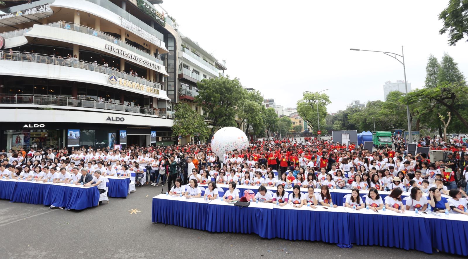 Hơn 1000 người quan tâm hướng ứng sự kiện IP Day ngày 21/4 tại Quảng trường Đông Kinh nghĩa Thục.