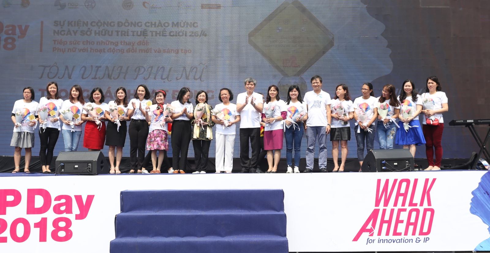 Thứ trưởng Bộ KH&CN Phạm Công Tạc trao kỷ niệm chương cho các Nữ trí thức tiêu biểu.