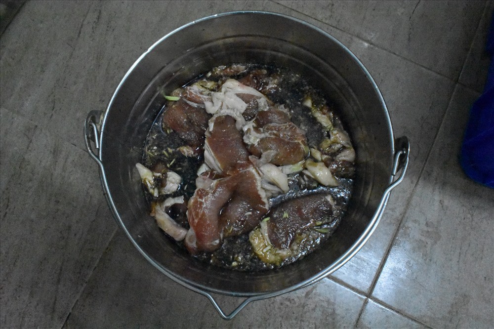 Thịt của quán cơm tấm Kiều Giang được ngâm trong những dung dịch nổi váng đã bốc mùi.