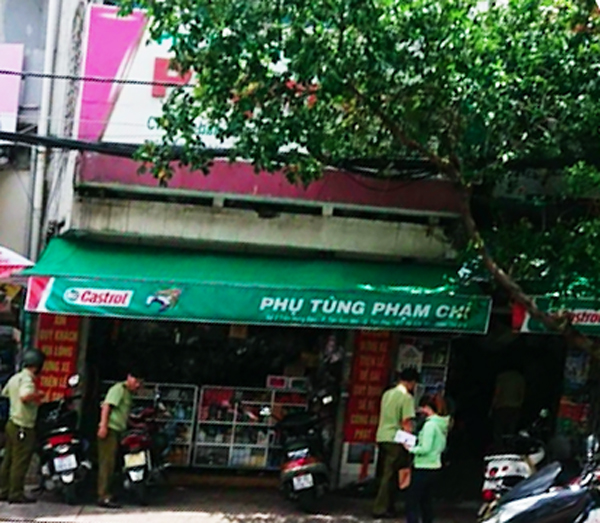 Lực lượng Quản lý thị trường TPHCM đang khám xét cửa hàng phụ tùng xe máy Phạm Chí.