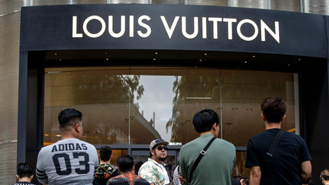Vì sao giá túi xách LV và giày Chanel ở Trung Quốc đắt hơn châu Âu?