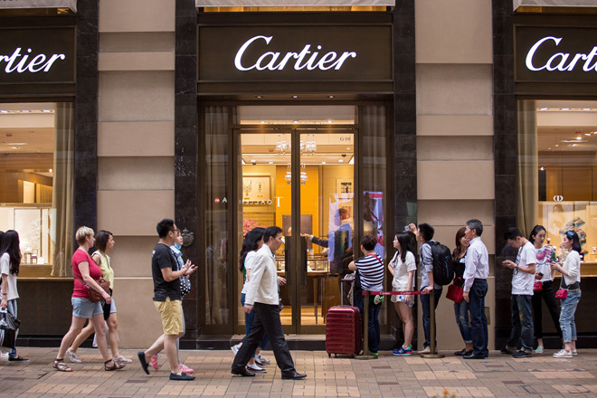 Vì sao giá túi xách LV và giày Chanel ở Trung Quốc đắt hơn châu Âu?