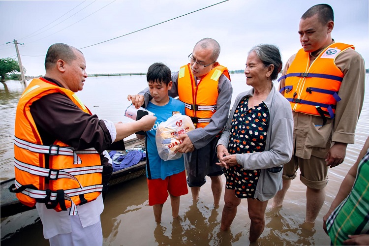 Những ngày qua có rất nhiều cá nhân, đoàn thể, hội nhóm đang đứng ra quyên góp và họ lặn lội trao tận tay người dân vùng lũ lụt