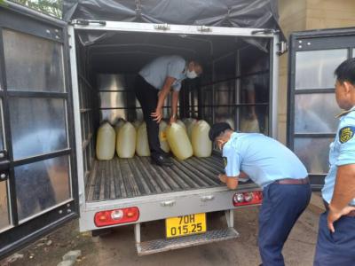 Tây Ninh phát hiện, ngăn chặn xe ô tô tải vận chuyển 600 lít nước rửa chén không rõ nguồn gốc, xuất xứ