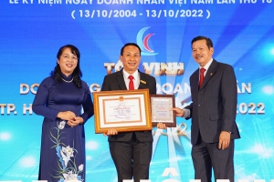TGĐ Vina CHG nhận bằng khen của Chủ tịch UBND TPHCM và danh hiệu 'Doanh nhân tiêu biểu TPHCM 2022'
