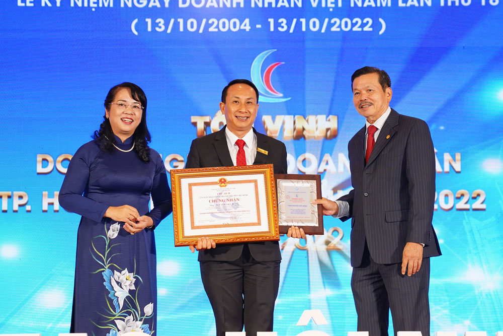Ông Nguyễn Viết Hồng – TGĐ Vina CHG nhận bằng khen của Chủ tịch UBND TP.HCM tại buổi lễ tôn vinh, khen thưởng nhân ngày Doanh nhân Việt Nam của UBND TP.HCM và HUBA tổ chức.