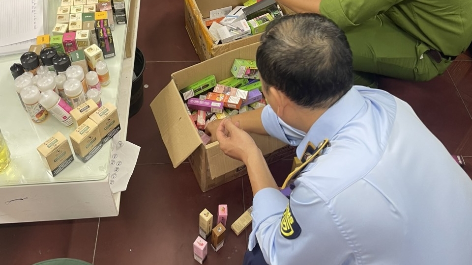 Thu giữ hàng trăm sản phẩm thuốc lá điện tử trên địa bàn quận Tây Hồ, Hà Nội