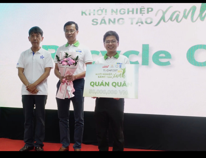 Ông Nguyễn Francis Tuấn Anh - Trưởng làng Công nghệ Kinh tế tuần hoàn trao giải thưởng cho đội quán quân