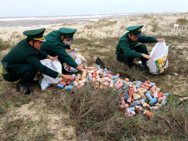 Quảng Bình: Phát hiện hơn 800 hộp thuốc lá nước ngoài dạt vào bờ biển