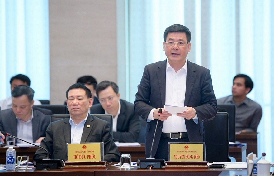 Bộ trưởng Nguyễn Hồng Diên giải trình vấn đề xăng dầu trước Quốc hội