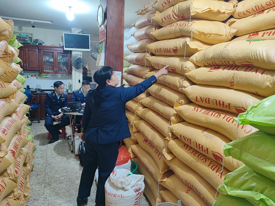 Thái Nguyên: Thu giữ 15 tấn đậu tương có dấu hiệu giả mạo nhãn hiệu Phú Đạt