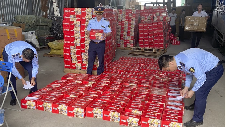 Hà Nội: Thu giữ 1.300 thùng bánh nội địa Trung Quốc nhập lậu