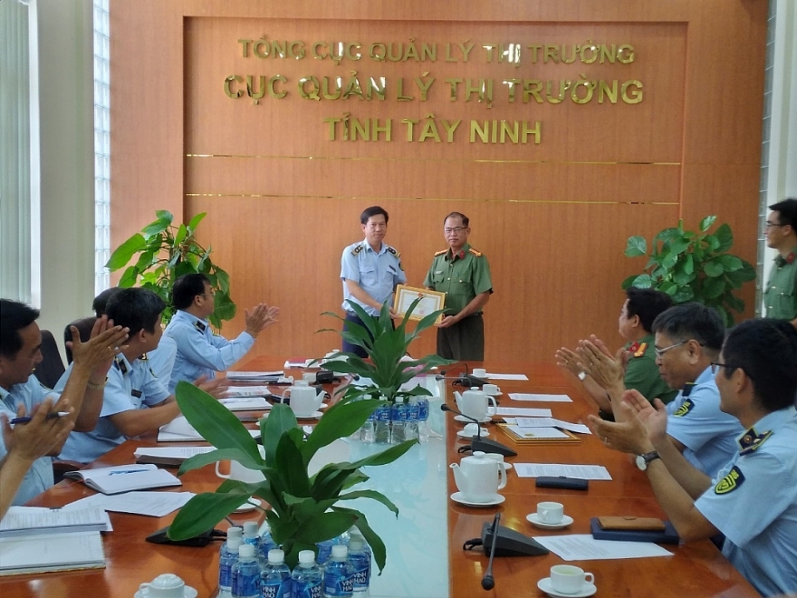 Cục QLTT Tây Ninh được công nhận cơ quan đạt tiêu chuẩn “An toàn về an ninh, trật tự năm 2022”