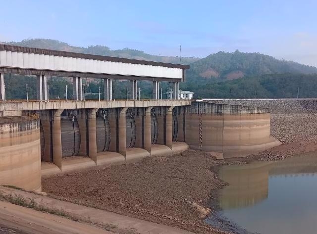 Hàng chục hồ thủy điện về mực nước chết, nguy cơ thiếu điện tăng cao
