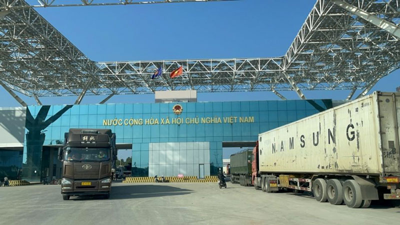 Hoạt động xuất nhập khẩu qua cửa khẩu Móng Cái, Quảng Ninh. Ảnh: Cục hải quan Quảng Ninh