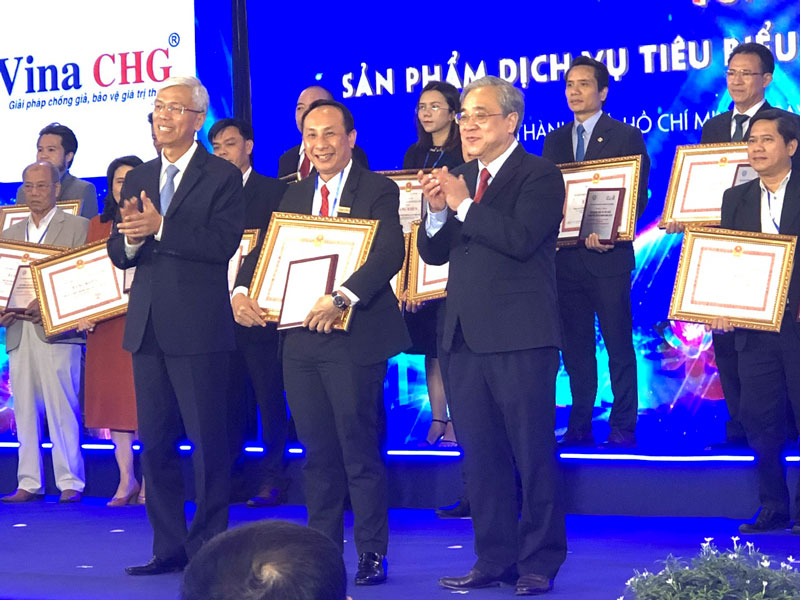 Ông Nguyễn Viết Hồng, Tổng giám đốc Vina CHG nhận chứng nhận Sản phẩm, dịch vụ tiêu biểu TP. Hồ Chí Minh 2023 và Bằng khen tại Lễ tôn vinh